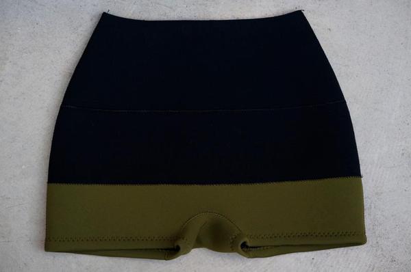 「 Honey Bee」2mm High Waist Short BLK/OLV 　M